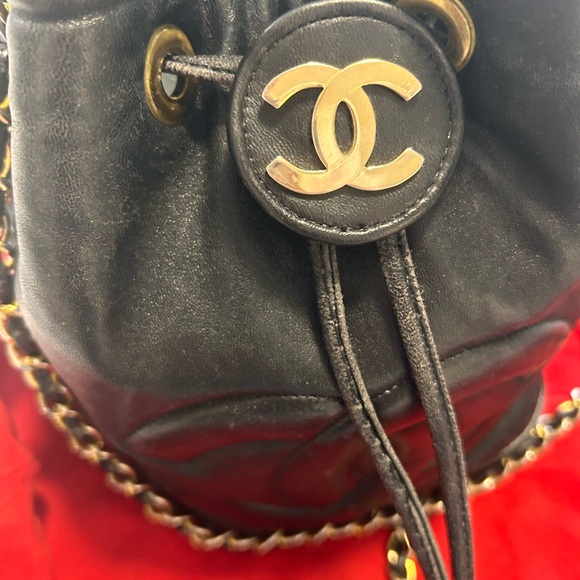 Chanel Black and Gold Leather Bucket Bag VINTAGE AUTHENTIC - Picture 1 of 14